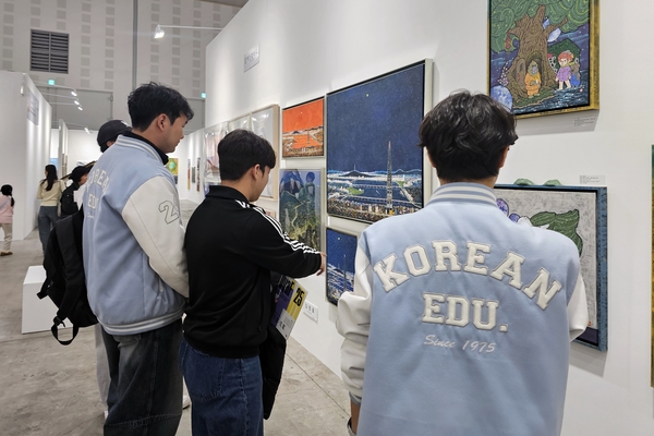 ▲ 대전 K아트페어를 찾은 지역 대학생들이 작품을 감상하고 있다.  사진=조선교 기자
