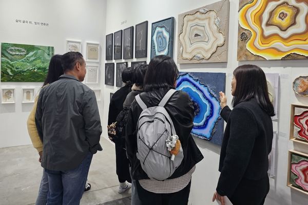 ▲ 대전 K아트페어를 찾은 관람객들이 작품에 대한 설명을 듣고 있다.  사진=조선교 기자
