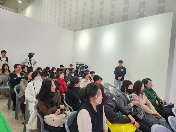 ▲ 대전 K아트페어에서 진행된 아트토크에 관객들이 몰려있다.   사진=김지현 기자