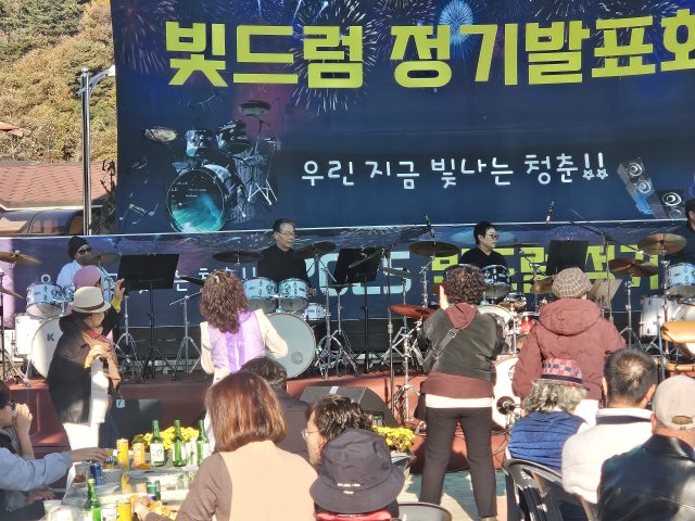 관객들이 흥겨움에 춤을 추고 있다.사진=김익환 기자