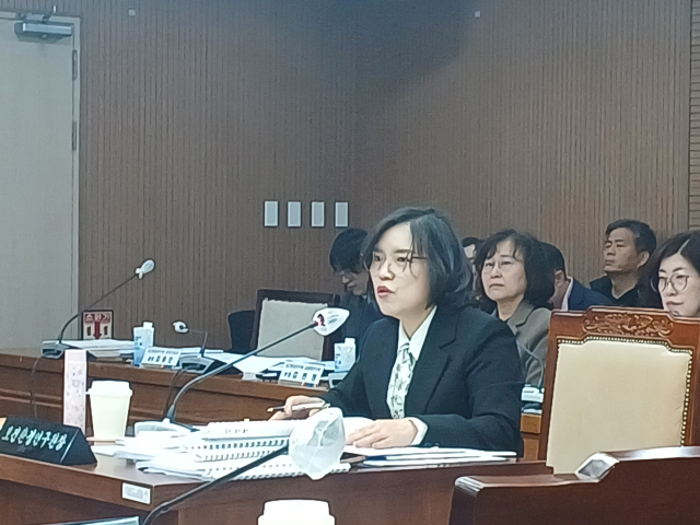 정금희 충남보건환경연구원장이 17일 충남도의회 복건복지환경위원회의 행정사무감사에서 답변하고 있다. 사진=권혁조 기자.