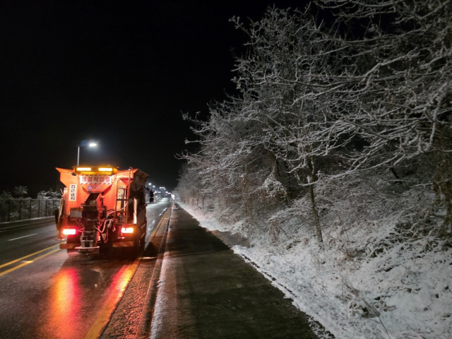 지난 겨울 대전 유성구청 제설 차량 주요 도로 제설작업을 실시하고 있다. 대전 유성구 제공.