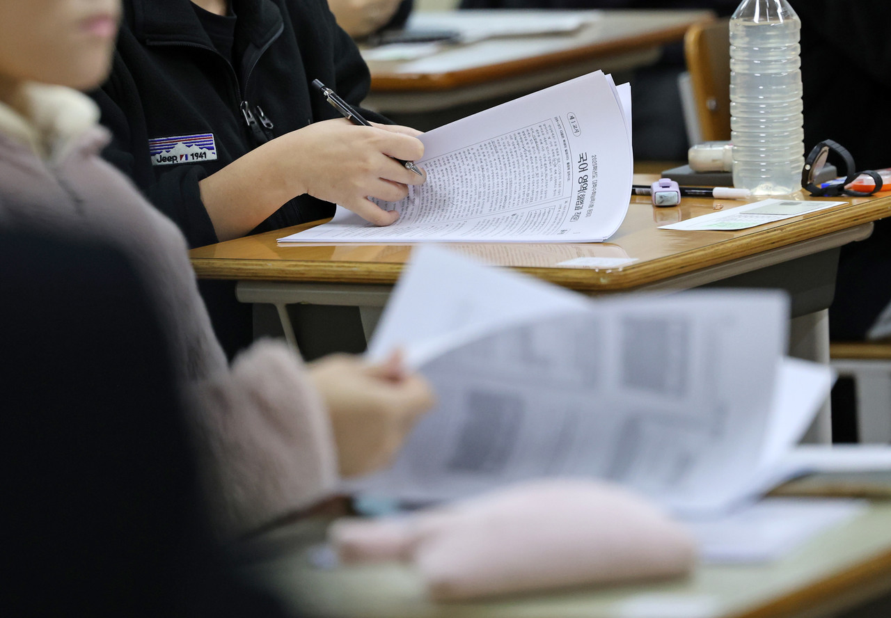 2026학년도 대학수학능력시험일인 13일 대전광역시교육청 27시험지구 제8시험장인 대전 대덕구 동대전고등학교에서 수험생들이 문제지를 살피고 있다. 김주형 기자 kjh2667_@cctoday.co.kr