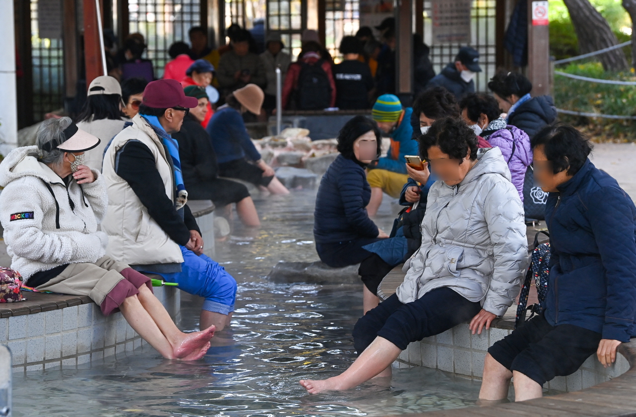 17일 대전 유성구 온천공원 야외 족욕장을 찾은 시민들이 따듯한 온천수에 발을 담그며 추위를 녹이고 있다. 김주형 기자 kjh2667_@cctoday.co.kr