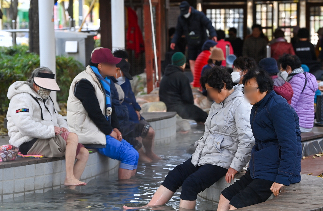 17일 대전 유성구 온천공원 야외 족욕장을 찾은 시민들이 따듯한 온천수에 발을 담그며 추위를 녹이고 있다. 김주형 기자 kjh2667_@cctoday.co.kr