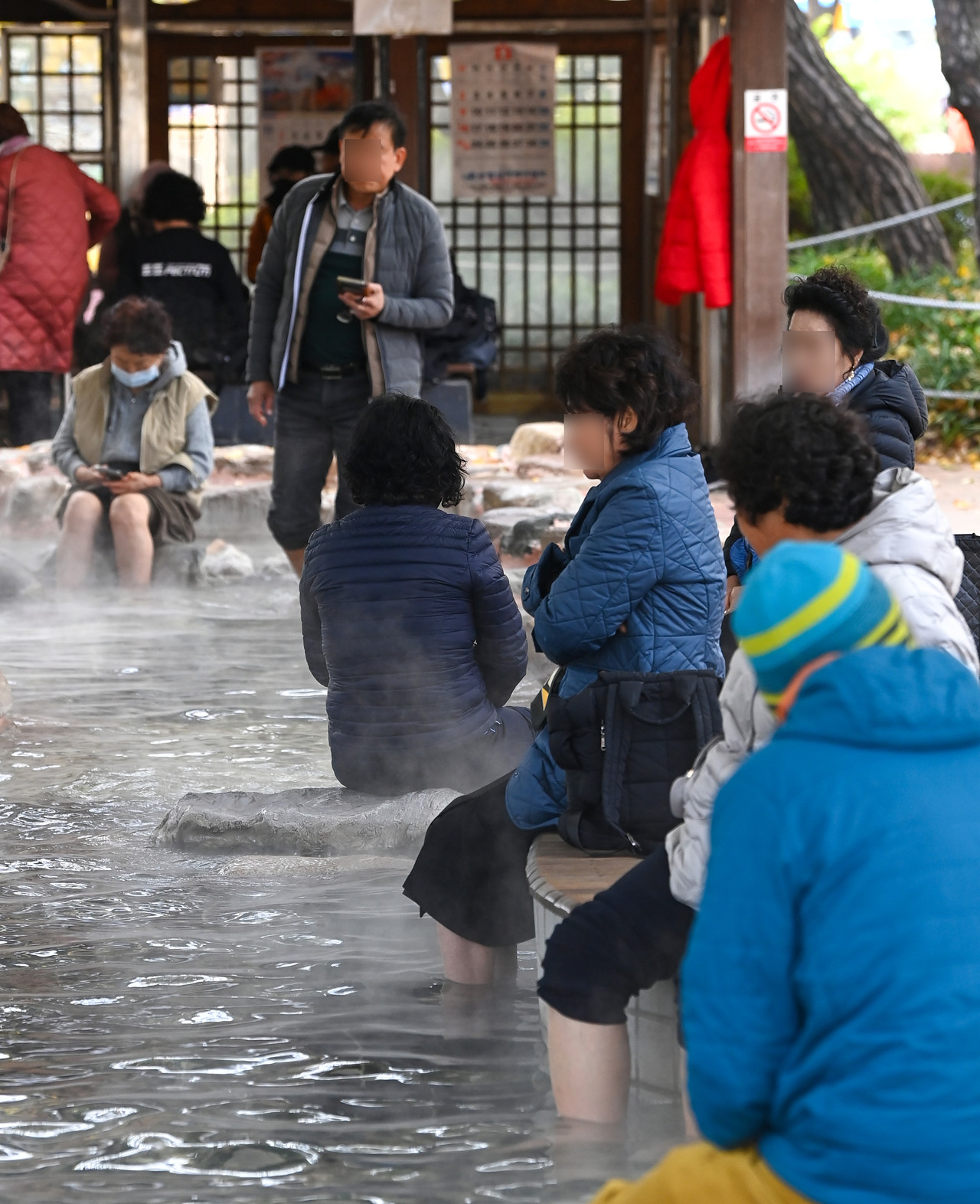 17일 대전 유성구 온천공원 야외 족욕장을 찾은 시민들이 따듯한 온천수에 발을 담그며 추위를 녹이고 있다. 김주형 기자 kjh2667_@cctoday.co.kr
