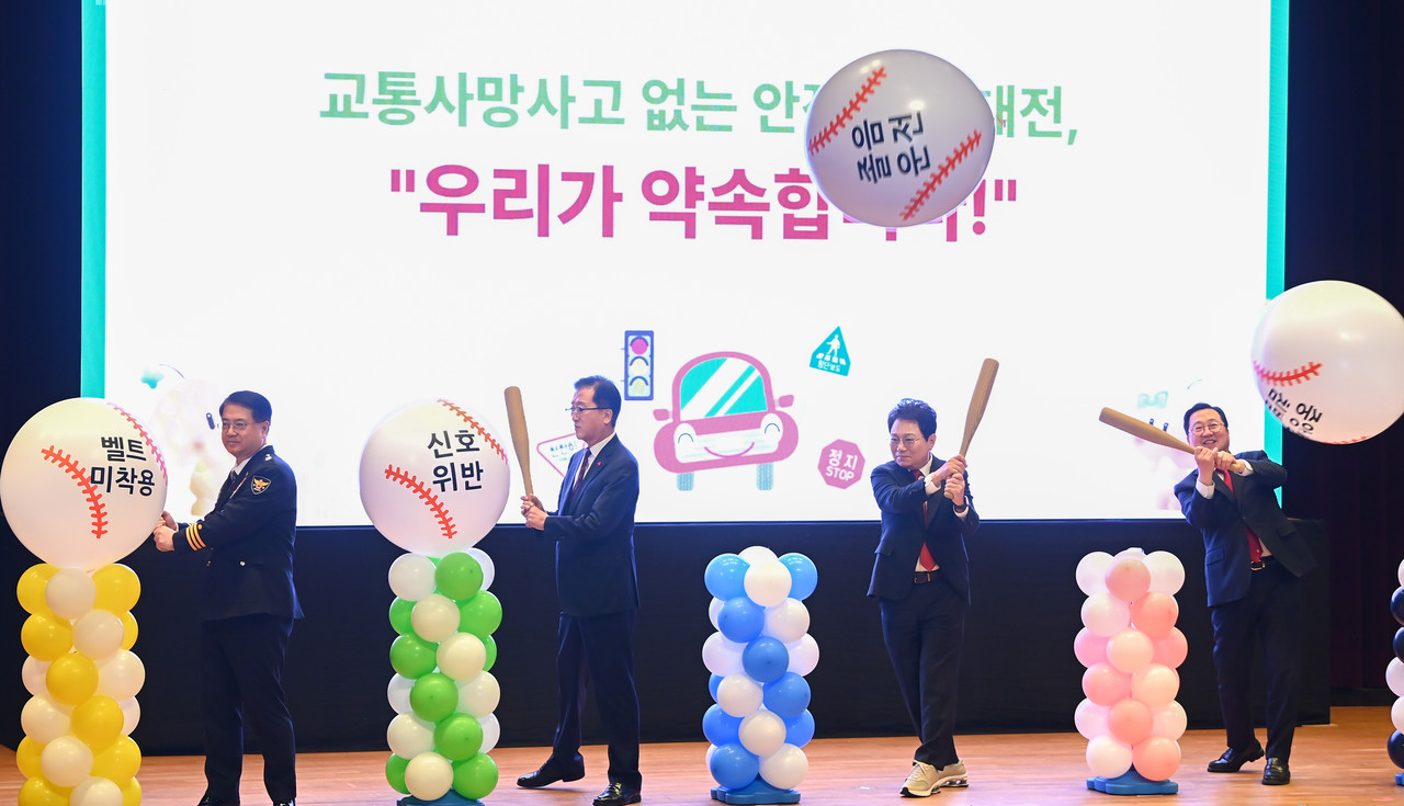 올해 교통사고 사망자가 전년 대비 43% 증가한 가운데 17일 대전시청 대강당에서 '교통사망사고 제로 대전 선포식'이 열려 최주원 경찰청장과, 조원휘 대전시의회 의장, 한문철 변호사, 이장우 대전시장이 교통사망사고 제로화 퍼포먼스를 하고 있다. 김주형 기자 kjh2667_@cctoday.co.kr