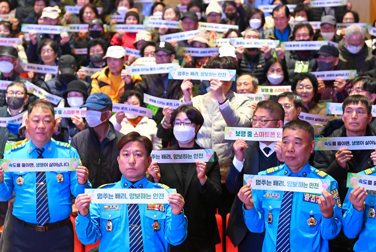 올해 교통사고 사망자가 전년 대비 43% 증가한 가운데 17일 대전시청 대강당에서 '교통사망사고 제로 대전 선포식'이 열려 참석한 내빈들이 교통사망사고 제로화 퍼포먼스를 하고 있다. 김주형 기자 kjh2667_@cctoday.co.kr