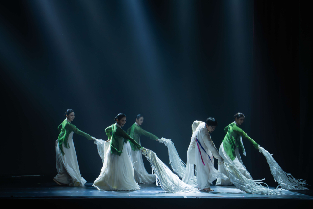 전통예술단 ‘혼’의 ‘행복을 전해주는 소리 花’ 공연 모습.사진=서천군 제공.