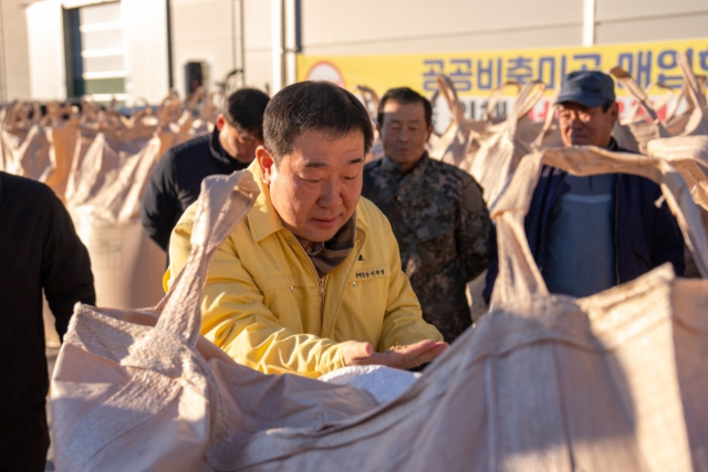 18일 이재영 증평군수가 공공비축미 수매 현장을 찾아 농민들을 격려하고 포대벼의 상태를 살피고 있다.증평군 제공
