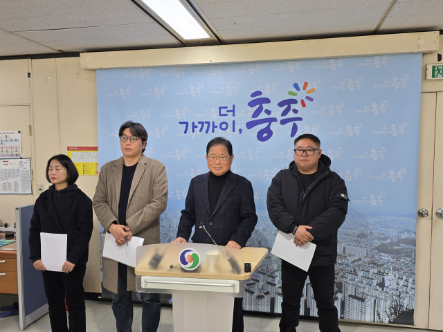 ㈜영우자원 이영덕 대표는 18일 충주시청 브리핑룸에서 기자회견을 열고 “활옥동굴은 불법 운영이 아니라 법적 기준이 부재한 상황에서 발생한 절차상의 문제”라며 “양성화 절차 추진과 안전관리 체계 강화로 문제 해결에 나서겠다”고 밝혔다.사진=김의상 기자