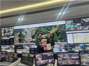 ▲논산경찰서 유동하 서장이 논산시 CCTV 관제요원 주모씨에게 감사장을 전달하고 함께 기념사진을 찍는 모습. 새벽에도 시민 안전을 위해 헌신한 관제요원의 노고를 인정하는 순간이다.