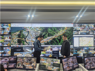 ▲논산경찰서 유동하 서장이 논산시 CCTV 관제 요원 주모씨에게 감사패를 전달하며 격려하는 모습. 시민 안전을 위해 새벽에도 한 치의 긴장을 놓치지 않은 관제요원의 헌신을 기념했다.