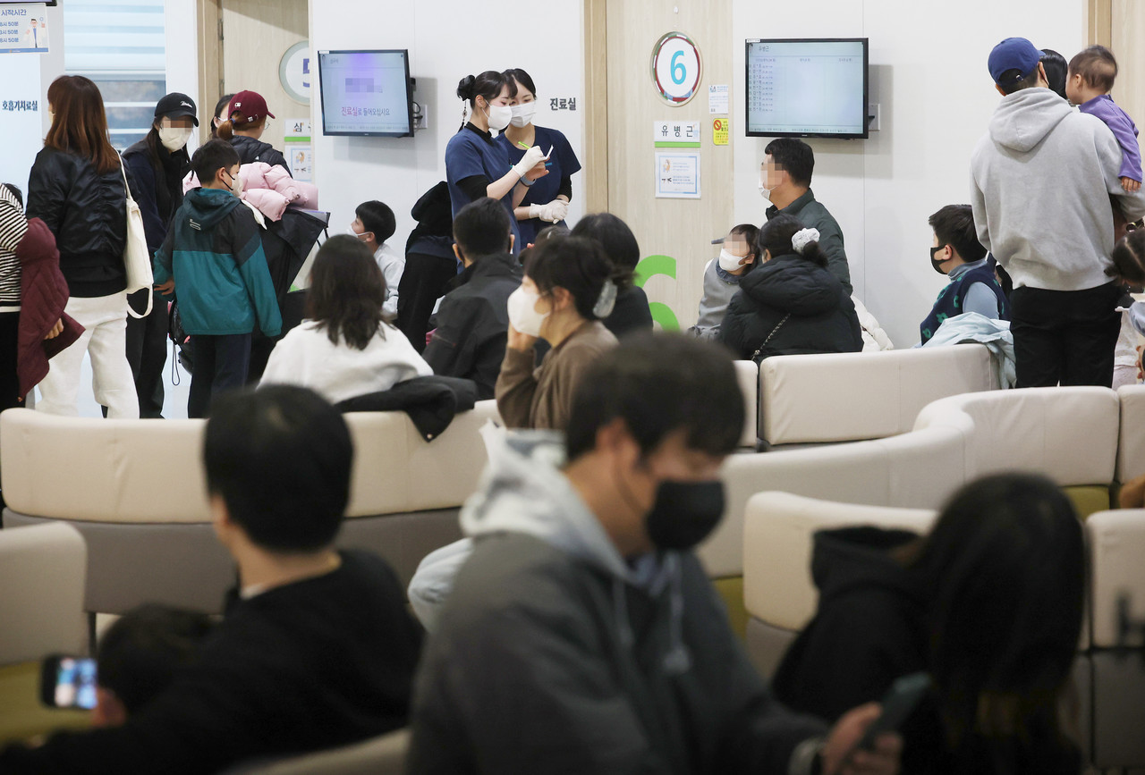 독감이 유행 중인 지난 11일 성북구 우리아이들병원 진료실이 진료를 받기 위해 기다리는 어린이들로 붐비고 있다. 사진=연합뉴스.