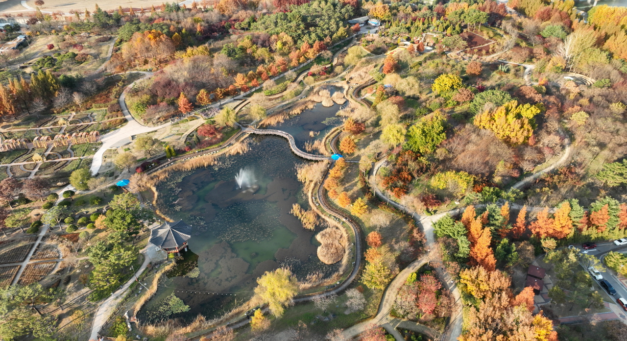 18일 대전 서구 한밭수목원에 빨갛고 노란 단풍이 물들어 늦가을 정취를 물씬 자아내고 있다. 김주형 기자 kjh2667_@cctoday.co.kr