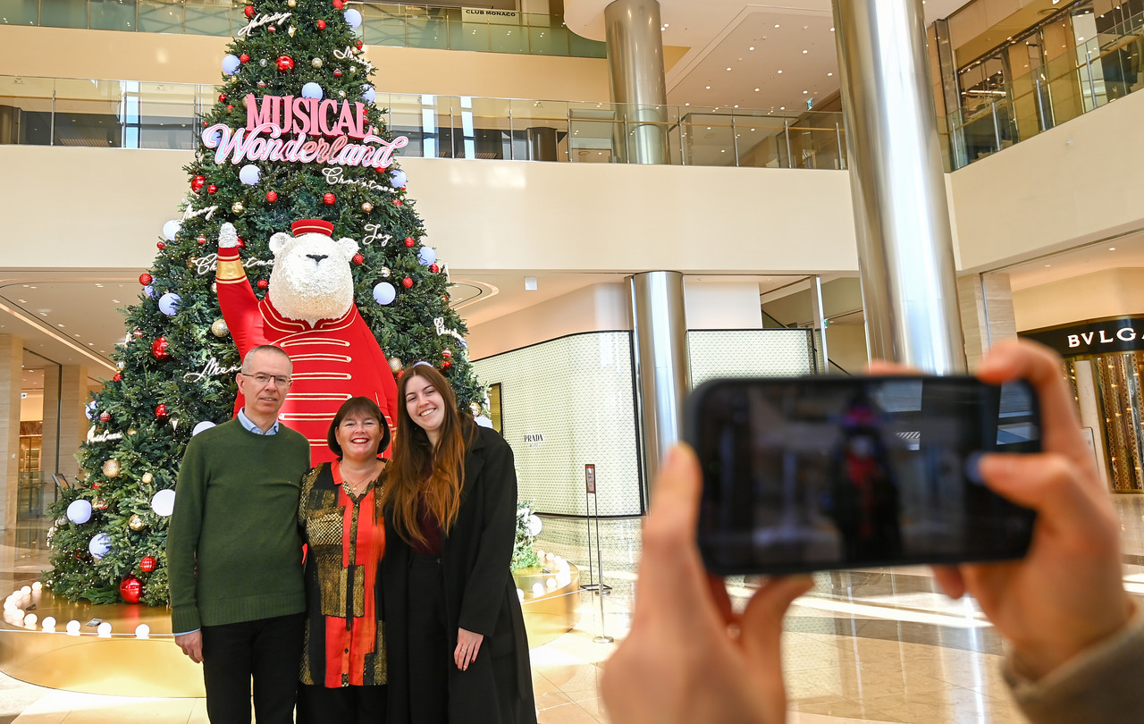 18일 대전 유성구 대전신세계 아트앤사이언스 백화점에 트리가 설치돼 시민들의 눈길을 끌고 있다. 김주형 기자 kjh2667_@cctoday.co.kr