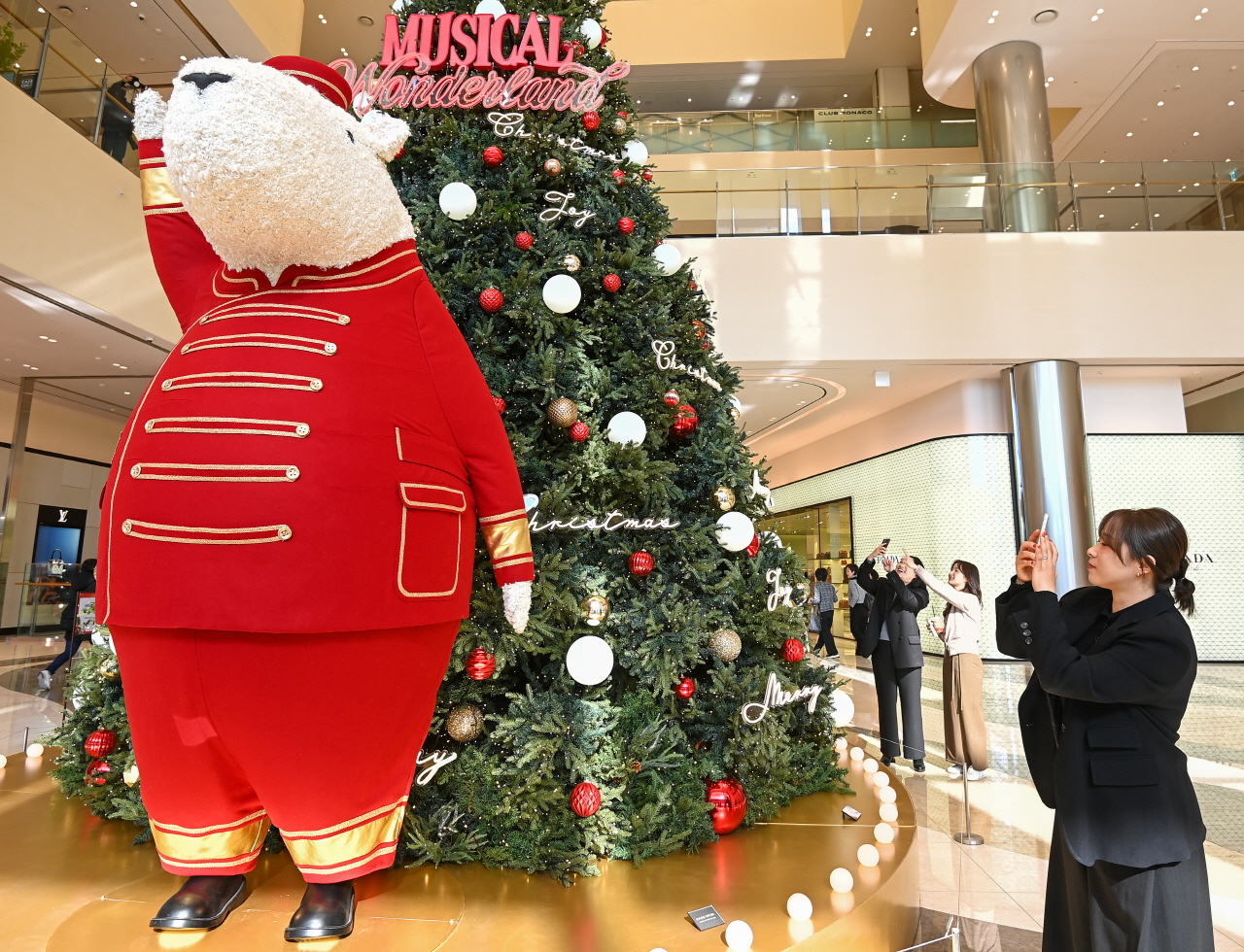 18일 대전 유성구 대전신세계 아트앤사이언스 백화점에 트리가 설치돼 시민들의 눈길을 끌고 있다. 김주형 기자 kjh2667_@cctoday.co.kr