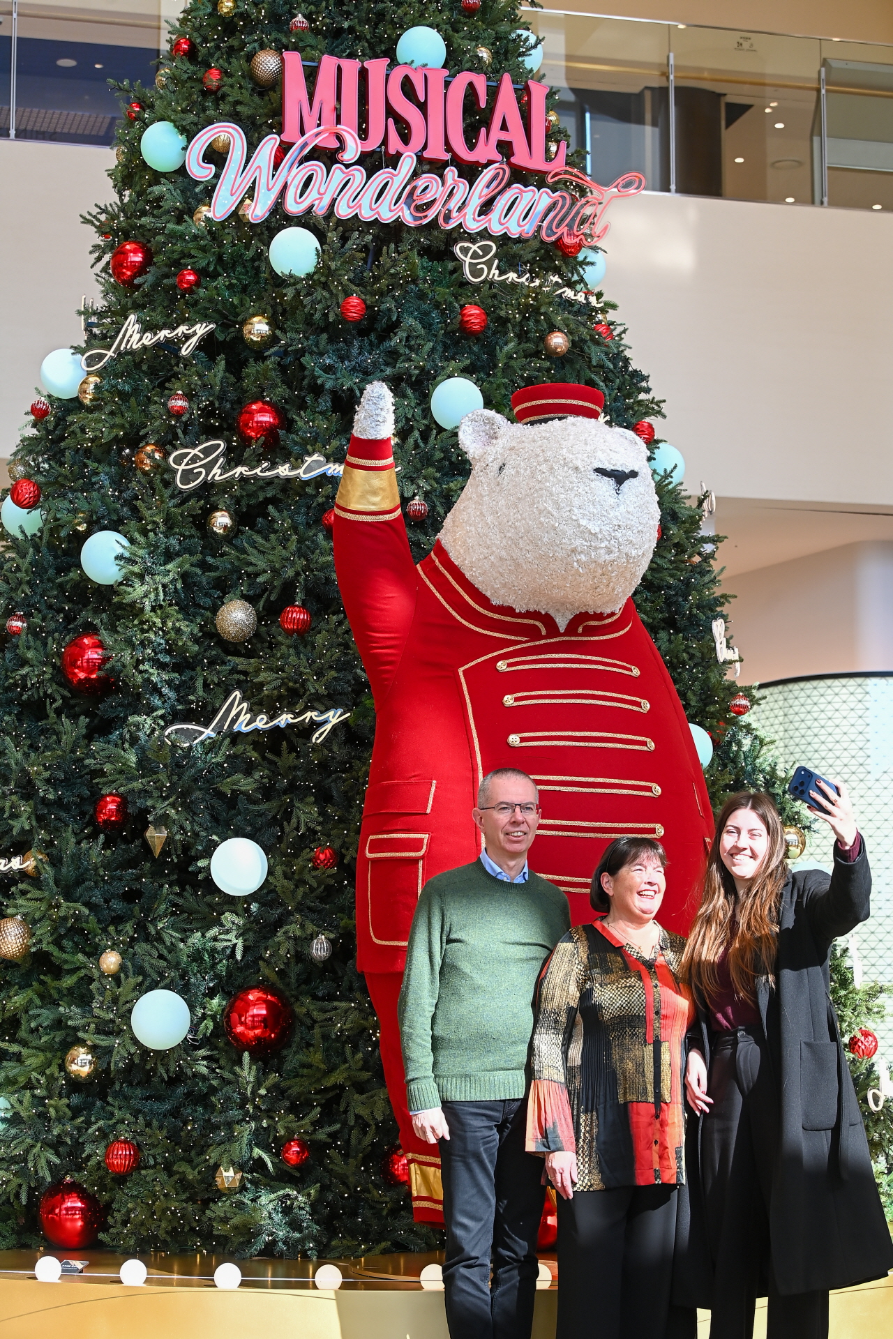 18일 대전 유성구 대전신세계 아트앤사이언스 백화점에 트리가 설치돼 시민들의 눈길을 끌고 있다. 김주형 기자 kjh2667_@cctoday.co.kr