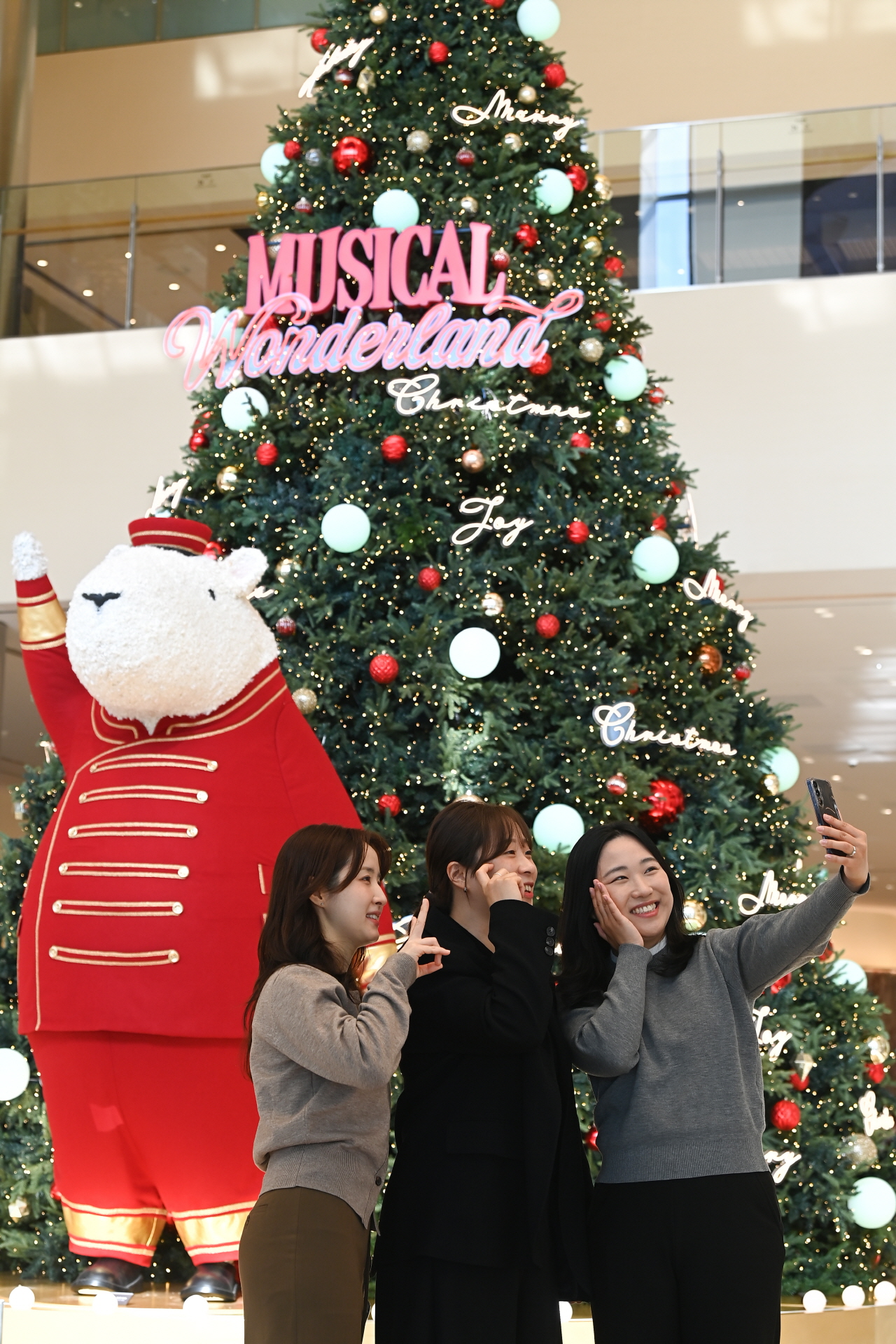 18일 대전 유성구 대전신세계 아트앤사이언스 백화점에 트리가 설치돼 시민들의 눈길을 끌고 있다. 김주형 기자 kjh2667_@cctoday.co.kr