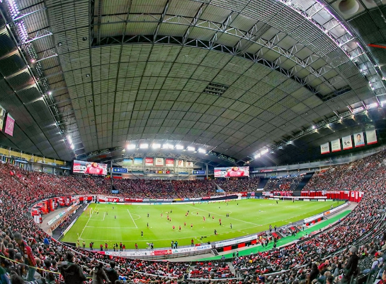 축구 경기가 열리고 있는 삿포로 돔(야마토 하우스 프리미스트 돔). 삿포로돔 홈페이지