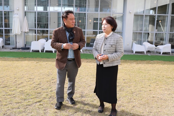 ▲ 여명구(왼쪽) 대표가 최정희 스마트경영포럼 교육문화분과 위원장과 인터뷰를 진행하고 있다. 사진=김진로 기자