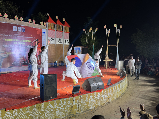 발리 자트라 페스티벌 메인무대에 오른 충주시립택견단이 5만 관중 앞에서 역동적인 택견 공연을 펼치고 있다.사진=충주시