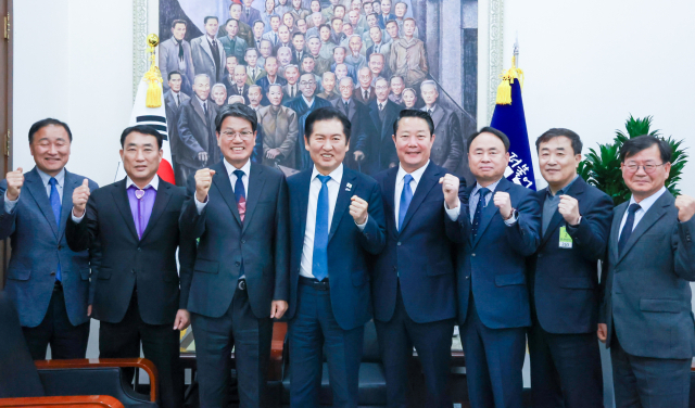 김돈곤 군수와 6개 지자체 대표단이 지난 17일 국회를 방문해 민주당 정청래 대표를 만나 농어촌기본소득 시범사업 국비 상향을 건의한 후 기념 촬영을 하고 있다.