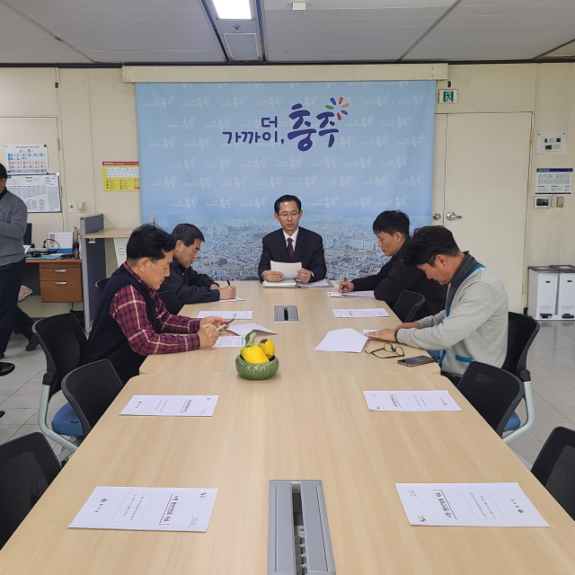 변근세 충주시 복지국장이 19일 충주시청에서 열린 기자간담회에서 지역사회보장협의체 성과보고회 개최 계획과 2026년 노인일자리 사업 확대 내용을 발표하고 있다.사진=김의상 기자