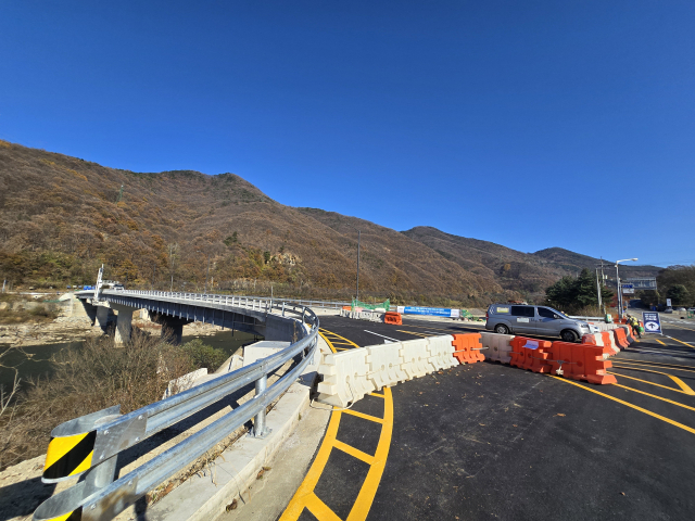충주댐 입구 신충원교 교량이 차선 도색을 포함한 공정이 대부분 마무리되며 막바지 점검 단계에 들어간 모습.사진=김의상 기자