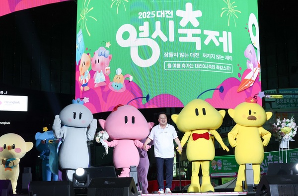 이장우 대전시장이 지난 8월 열린 ‘2025 대전 0시 축제’에서 대전 대표 마스코트인 ‘꿈돌이’와 함께 인사하고 있다. 대전시 제공