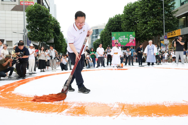 이장우 대전시장이 지난 8월 열린 ‘2025 대전 0시 축제’에서 라이브 서예 퍼포먼스를 진행하고 있다. 대전시 제공