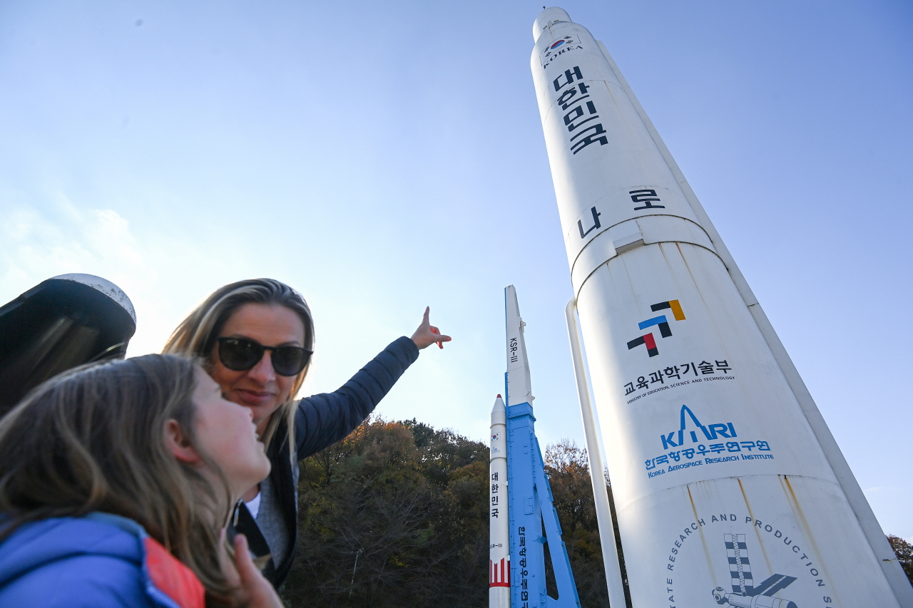 한국형 발사체 누리호(KSLV-Ⅱ) 4차 발사를 일주일여 앞둔 대전 유성구 국립중앙과학관을 찾은 외국인 관람객들이 나로호(KSLV-1) 모형을 살펴보고 있다. 김주형 기자 kjh2667_@cctoday.co.kr