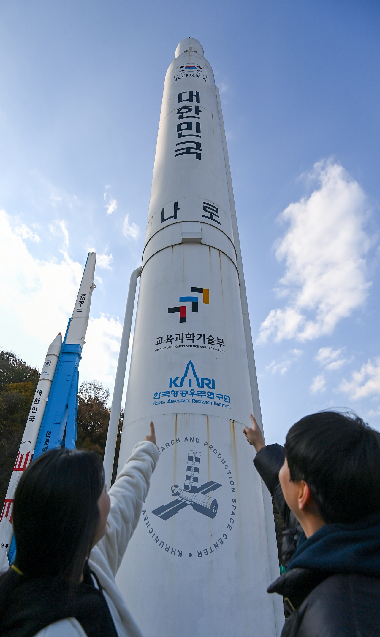 한국형 발사체 누리호(KSLV-Ⅱ) 4차 발사를 일주일여 앞둔 대전 유성구 국립중앙과학관을 찾은 관람객들이 나로호(KSLV-1) 모형을 살펴보고 있다. 김주형 기자 kjh2667_@cctoday.co.kr