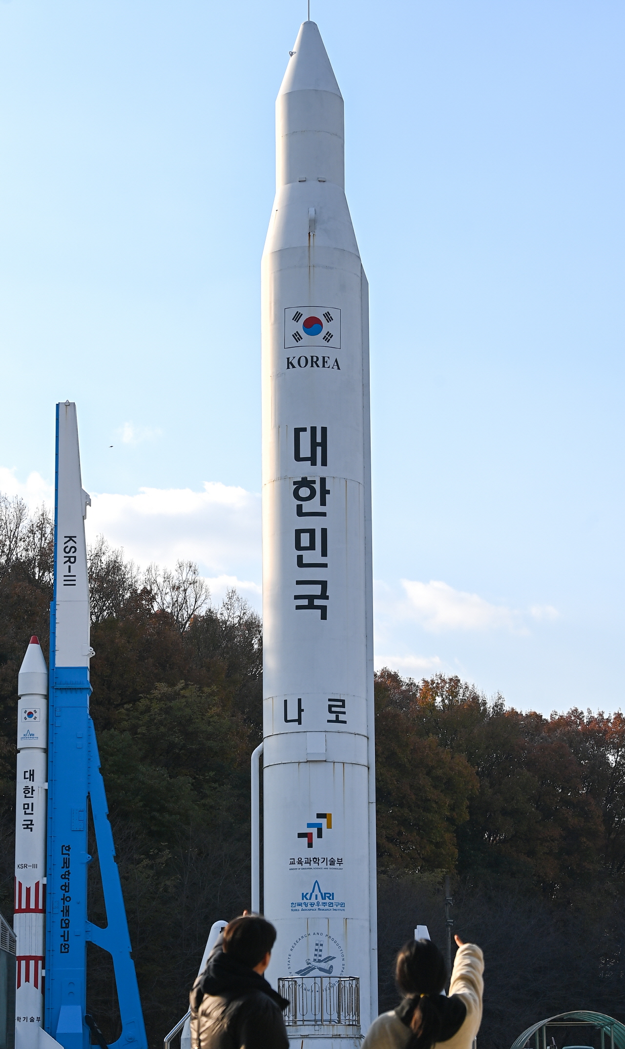 한국형 발사체 누리호(KSLV-Ⅱ) 4차 발사를 일주일여 앞둔 대전 유성구 국립중앙과학관을 찾은 관람객들이 나로호(KSLV-1) 모형을 살펴보고 있다. 김주형 기자 kjh2667_@cctoday.co.kr