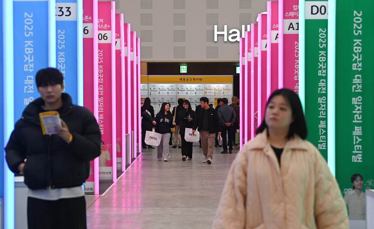 19일 대전컨벤션센터 제2전시장에서 열린 '고용노동부와 함께하는 청년의 내일(My Job) 2025 KB굿잡 대전 일자리 페스티벌을 찾은 구직자들이 채용정보를 살피고 있다. 김주형 기자 kjh2667_@cctoday.co.kr