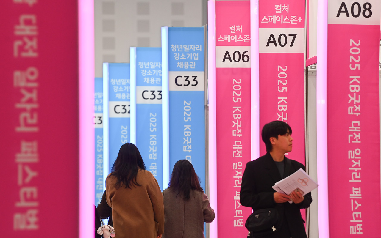 19일 대전컨벤션센터 제2전시장에서 열린 '고용노동부와 함께하는 청년의 내일(My Job) 2025 KB굿잡 대전 일자리 페스티벌을 찾은 구직자들이 채용정보를 살피고 있다. 김주형 기자 kjh2667_@cctoday.co.kr