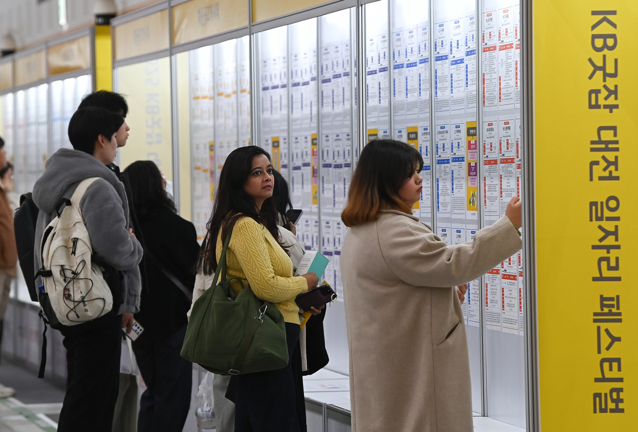 19일 대전컨벤션센터 제2전시장에서 열린 '고용노동부와 함께하는 청년의 내일(My Job) 2025 KB굿잡 대전 일자리 페스티벌을 찾은 구직자들이 채용정보를 살피고 있다. 김주형 기자 kjh2667_@cctoday.co.kr