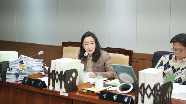 19일 충남교육청 소관 행감에서 이지윤 의원이 교사 업무과중에 대한 질의를 하고 있다. 사진=김영정 기자