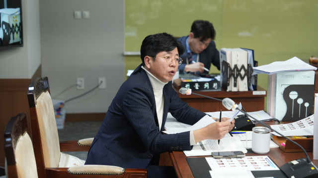 이용국 교육위 부위원장이 19일 행감에서 질의하고 있다. 사진=김영정 기자