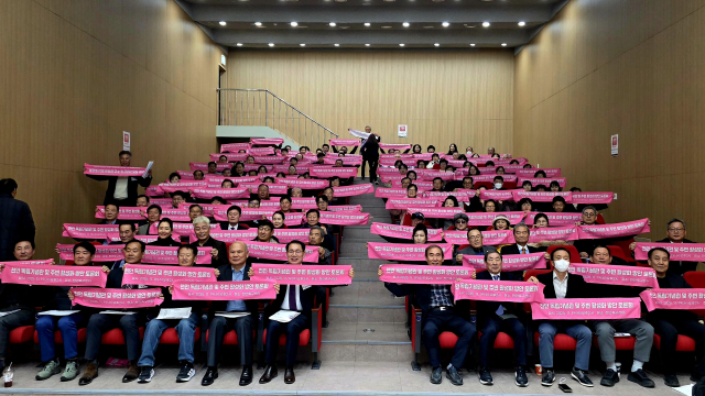 ‘독립기념관 및 주변 활성화 방안 토론회’ 참석자들이 기념촬영을 하고 있다. 박동혁 기자.