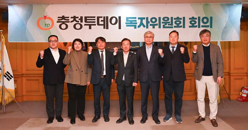 19일 본사 사옥에서 진행된 충청투데이 독자위원회 회의에서 박태건 위원장을 비롯한 독자위원들이 기념촬영을 하고 있다. 김주형 기자 kjh2667_@cctoday.co.kr