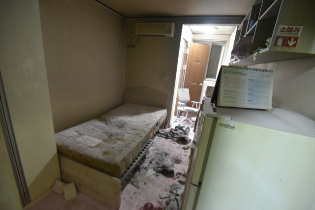 19일 오후 10시17분경 대전 동구 용운동의 한 3층짜리 다세대주택 1층 집 안에서 화재가 발생한 모습. 대전소방본부 제공