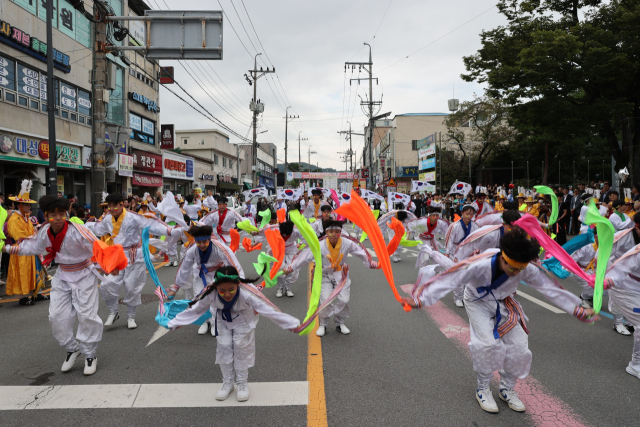 지난 9월 열린 46회 생거진천문화축제의 개막을 알리는 군민 어울림 퍼레이드가 진천시가지에서 펼쳐지고 있다. 생거진천문화재단 제공