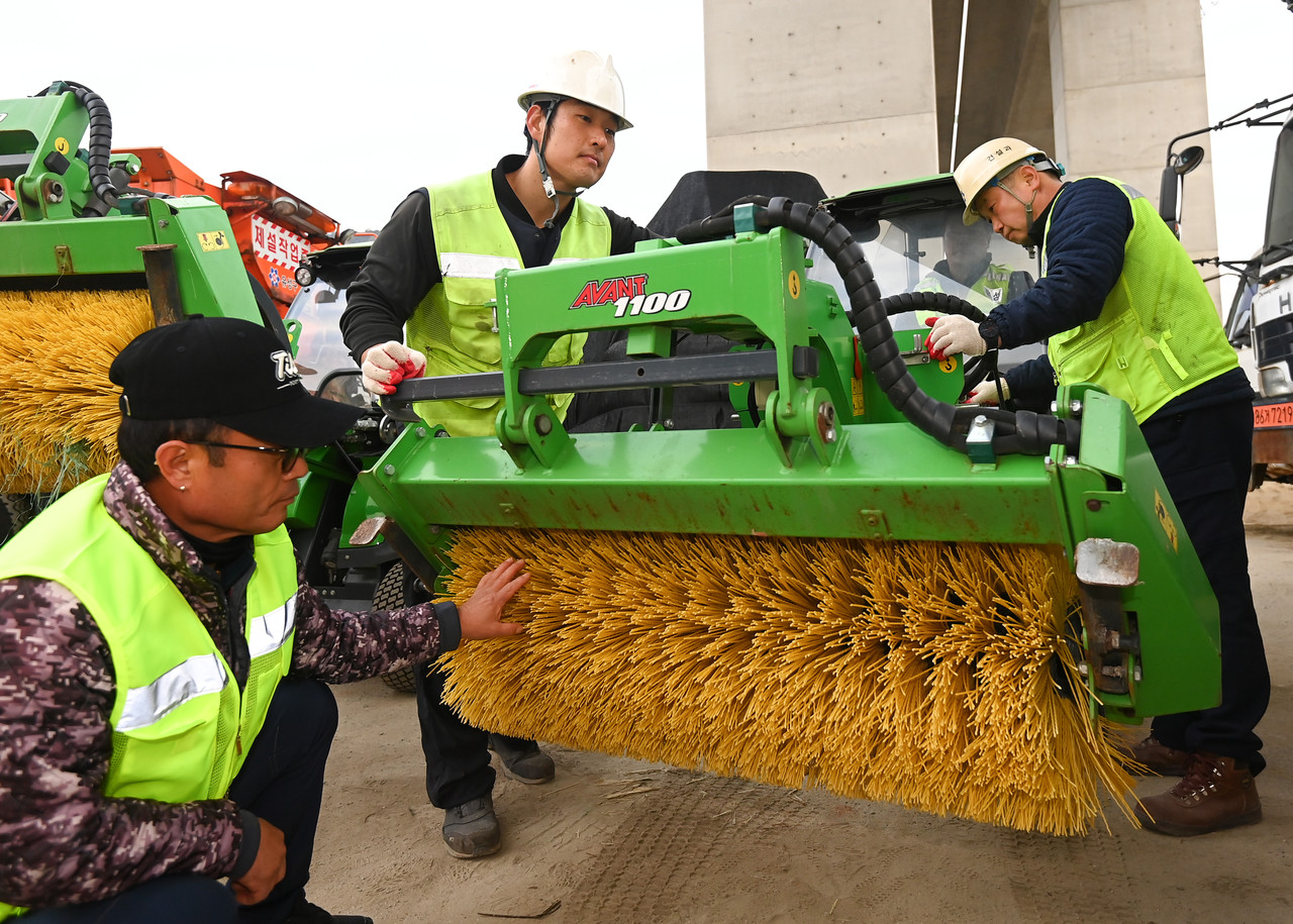 20일 대전 유성구 외삼동 제설자재 보관소에서 유성구청 직원들이 겨울철 폭설을 대비해 제설장비를 점검하고 있다. 김주형 기자 kjh2667_@cctoday.co.kr