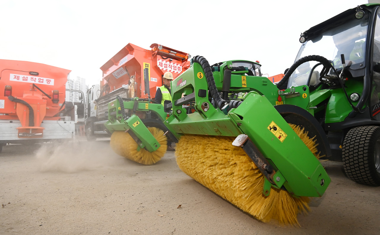 20일 대전 유성구 외삼동 제설자재 보관소에서 유성구청 직원들이 겨울철 폭설을 대비해 제설장비를 점검하고 있다. 김주형 기자 kjh2667_@cctoday.co.kr