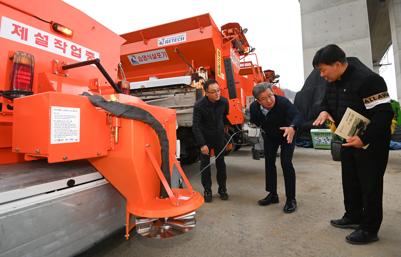 20일 대전 유성구 외삼동 제설자재 보관소에서 정용래 유성구청장과 직원들이 겨울철 폭설을 대비해 제설장비를 점검하고 있다. 김주형 기자 kjh2667_@cctoday.co.kr