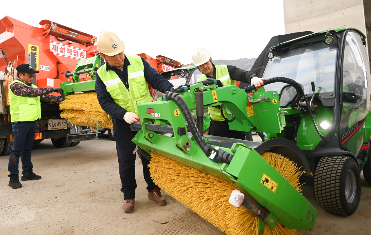20일 대전 유성구 외삼동 제설자재 보관소에서 유성구청 직원들이 겨울철 폭설을 대비해 제설장비를 점검하고 있다. 김주형 기자 kjh2667_@cctoday.co.kr
