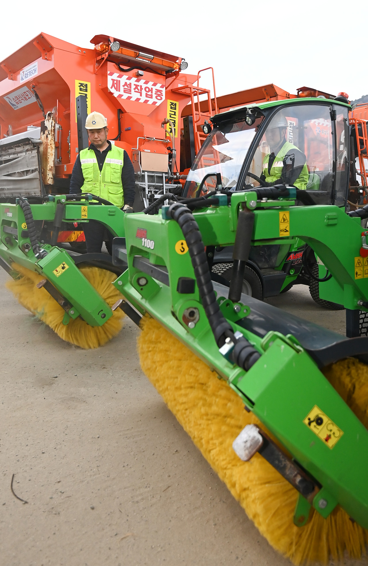 20일 대전 유성구 외삼동 제설자재 보관소에서 유성구청 직원들이 겨울철 폭설을 대비해 제설장비를 점검하고 있다. 김주형 기자 kjh2667_@cctoday.co.kr