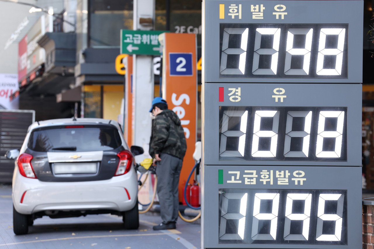 국내 주유소 휘발유와 경유의 주간 평균 가격이 3주 연속 동반 상승했다.한국석유공사 유가정보시스템 오피넷에 따르면 11월 둘째 주(10∼13일) 전국 주유소 휘발유 평균 판매가는 지난주보다 L당 18.4원 오른 1천703.9원이었다. 사진은 지난 16일 서울 시내 한 주유소 모습. 2025.11.16 사진=연합뉴스.