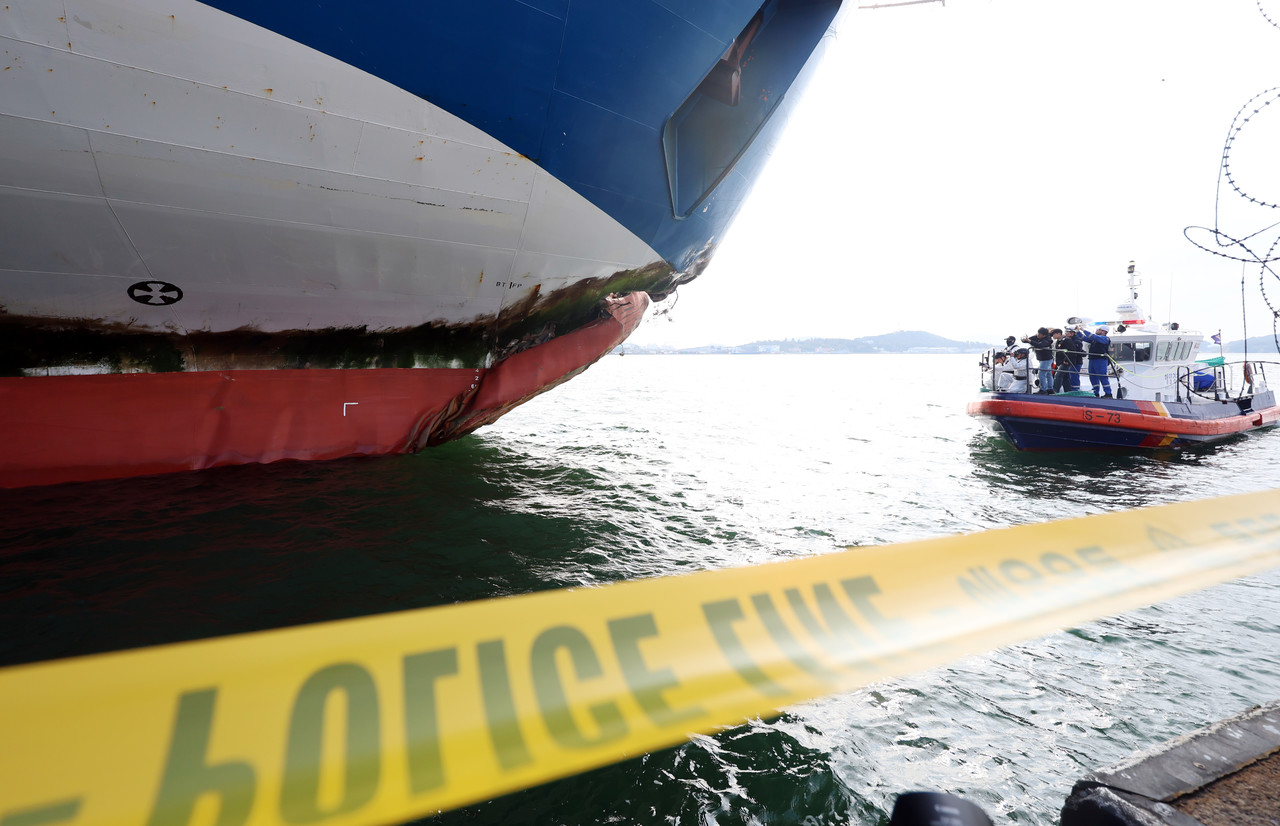 20일 오전 전남 목포시 삼학부두에서 해경과 국과수가 2만6천t급 여객선 퀸제누비아2호에 대한 감식을 하고 있다.제주에서 267명을 태우고 목포로 향하던 퀸제누비아2호는 전날 신안군 장산면에 있는 족도(무인도)에 좌초됐다. 중대한 인명피해 없이 탑승 267명 전원 구조됐다. 해경은 선장 등 3명을 입건해 사고 원인을 조사 중이다. 2025.11.20 사진=연합뉴스.